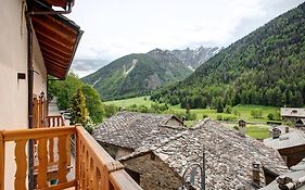 Aux Pieds Du Malatra' 2